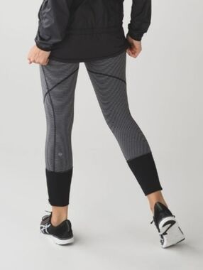 Lululemon Rebel Runner Crop. Mini Pop Stripe Heathered Slate Black / Grey. 23",6